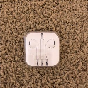 APPLE EARBUDS